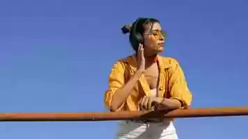 Free download urban-woman-listen-music-462 video and edit with RedcoolMedia movie maker MovieStudio video editor online and AudioStudio audio editor onlin