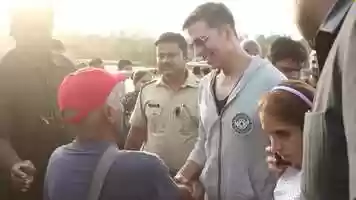 Free download When Akshay Kumar met an old friend from the past; WATCH video and edit with RedcoolMedia movie maker MovieStudio video editor online and AudioStudio audio editor onlin